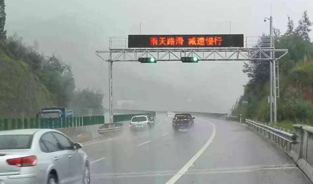 高速遇暴雨怎么办