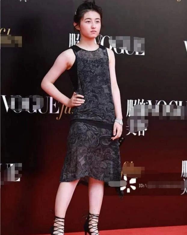 张子枫|曾被关晓彤秒成渣，如今“整容式”长大，削掉斜方肌后美翻