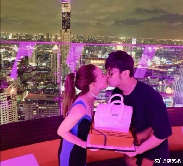 和林|昆凌和林志玲同框，被吐槽品味堪忧气质差，看着比志玲姐姐还年长