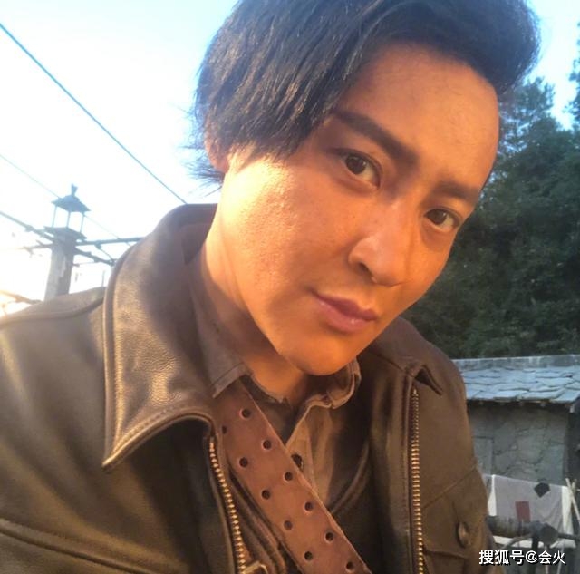 小虎队里的他发福了?面部浮肿大肚滚圆 为卖货亲自画眉手法很娴熟
