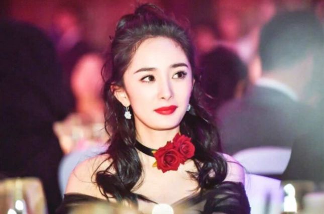 杨幂困难时他曾伸出援手去帮助杨幂,时隔八年,杨幂带他再次爆红