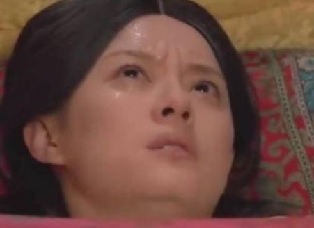 被子|为什么被子上要洒菊花？原因华妃一辈子都不知道甄嬛生双生子时