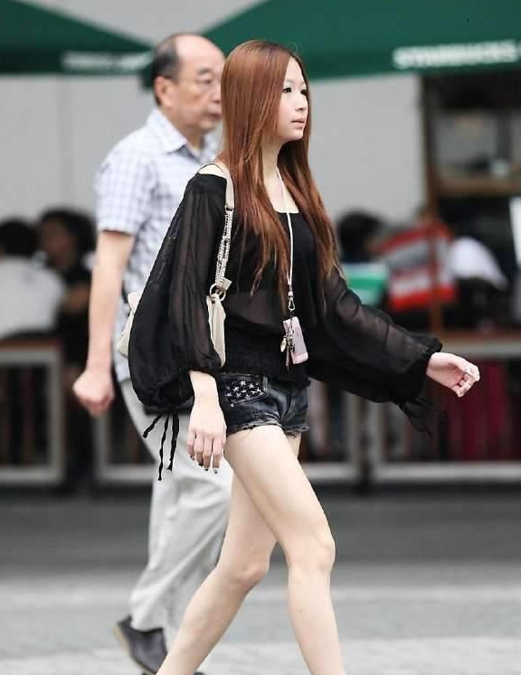 时尚|大步流星向前走的热裤美腿妹子，身材迷人回头率很高！