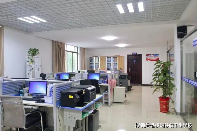 美化办公环境 彰显教师风采——我校开展办公室环境卫生检查评比