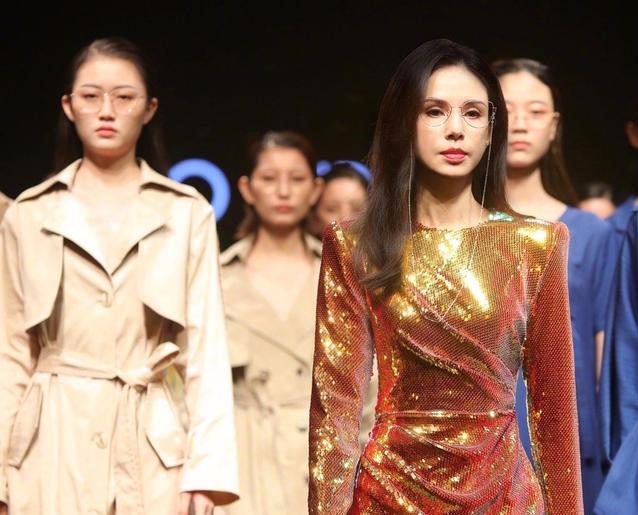 亮片|李若彤晒腹肌时的身材都没有她穿上这条亮片裙时带给我的震撼大!