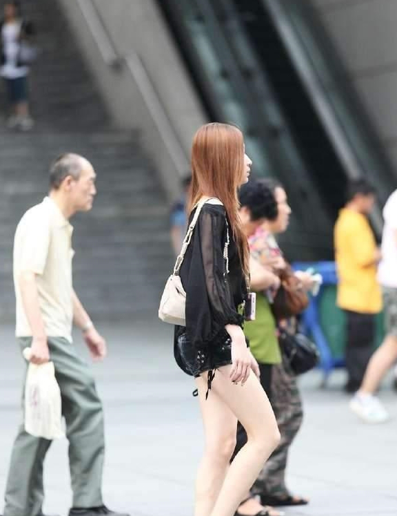 时尚|大步流星向前走的热裤美腿妹子，身材迷人回头率很高！