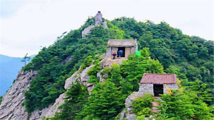 西安太兴山山顶一座铁庙,重量达到一吨,周围是绝壁至今没倒下