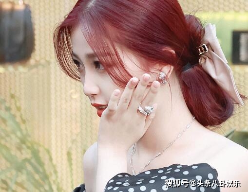 戒指|明星戴的奇怪戒指，王俊凯杨幂能接受，看到吴磊：有点担心你！