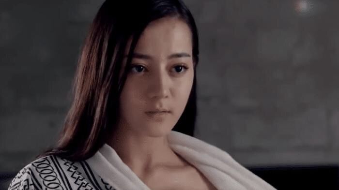 热巴未成名前性感戏曝光 动作表情太入戏 说好的清纯呢