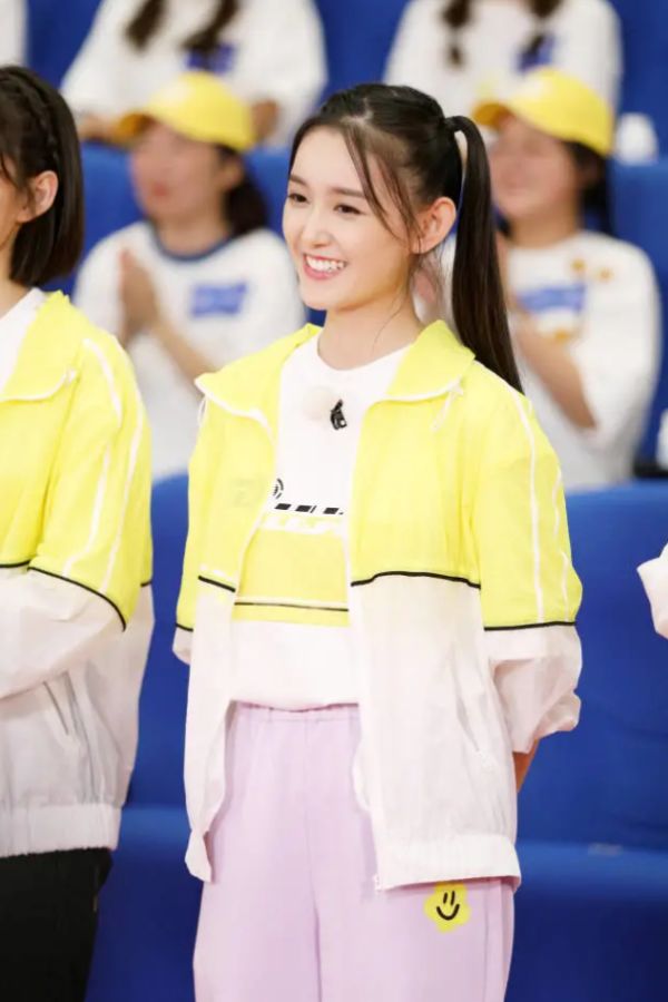 蒋依依穿破洞裤现身机场,扎高马尾清新自然,19岁少女感满满