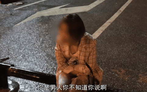 女乘客醉酒吐出租车上,司机索要50元清洁费,乘客:你故意讹我!