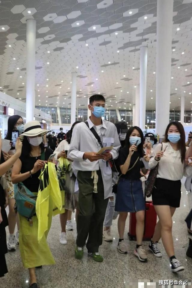退役后罕见公开露面，宁泽涛生图显憔悴，网友