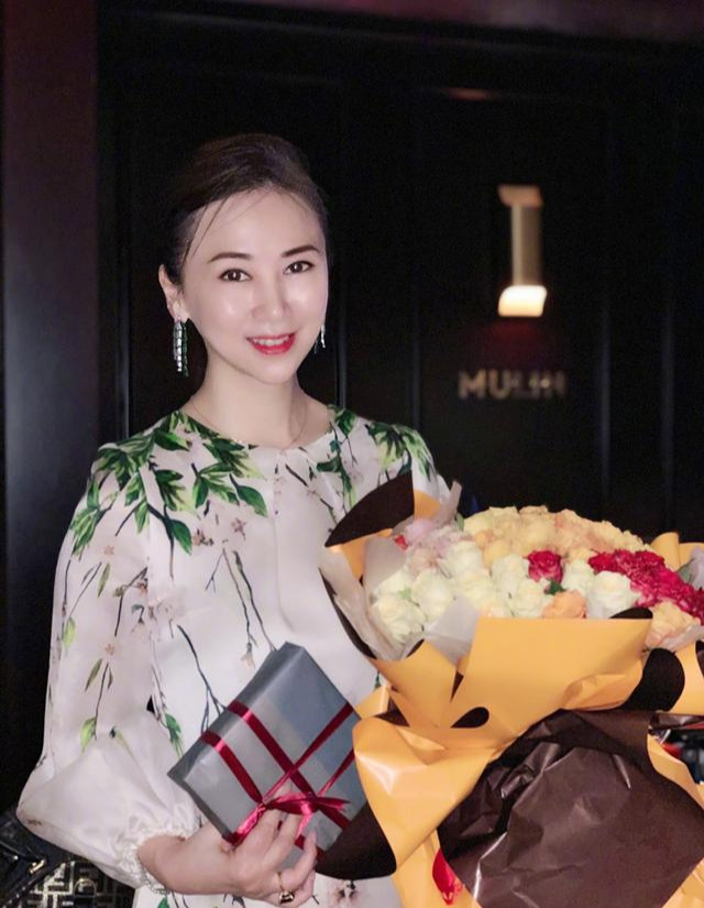 名表|翁虹52岁生日老公送浪漫，名表、手镯显奢华，戴仨戒指不麻烦？