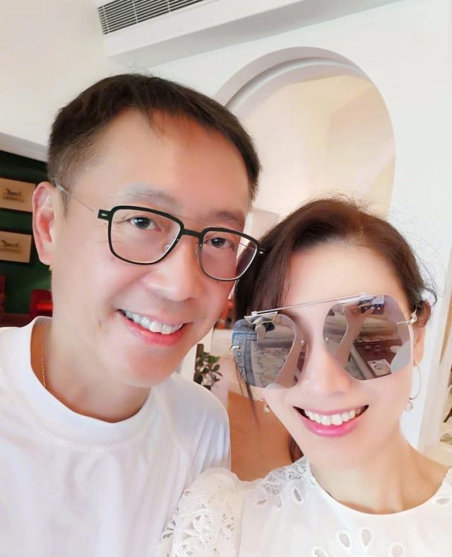 气质|50岁李嘉欣晒照，搭配被嘲土但气质仍出众！被网友赞优雅好似油画