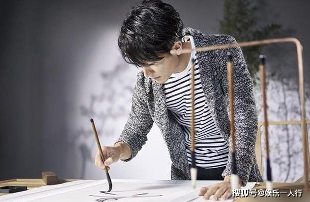 书法|带你参观黄轩的豪宅，在家会弹吉他练书法，生活太书香气息了