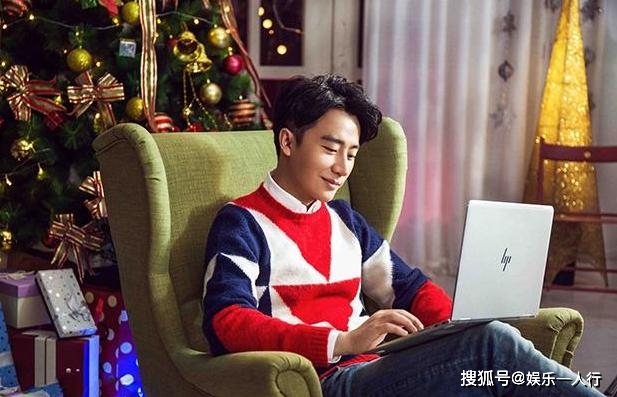 书法|带你参观黄轩的豪宅，在家会弹吉他练书法，生活太书香气息了