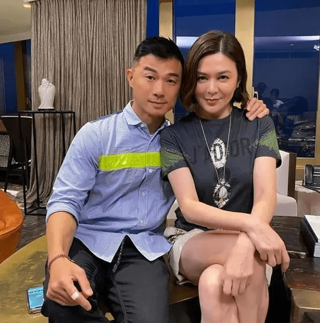 感觉|关之琳近照脸崩的好紧,但看着就是很假,58岁状态老的太真实了!