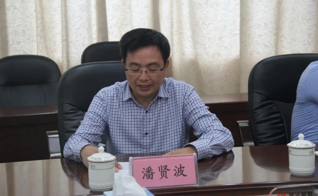潘贤波宣读了市委对市人社局主要领导职务任命的决定,李卫国同志任
