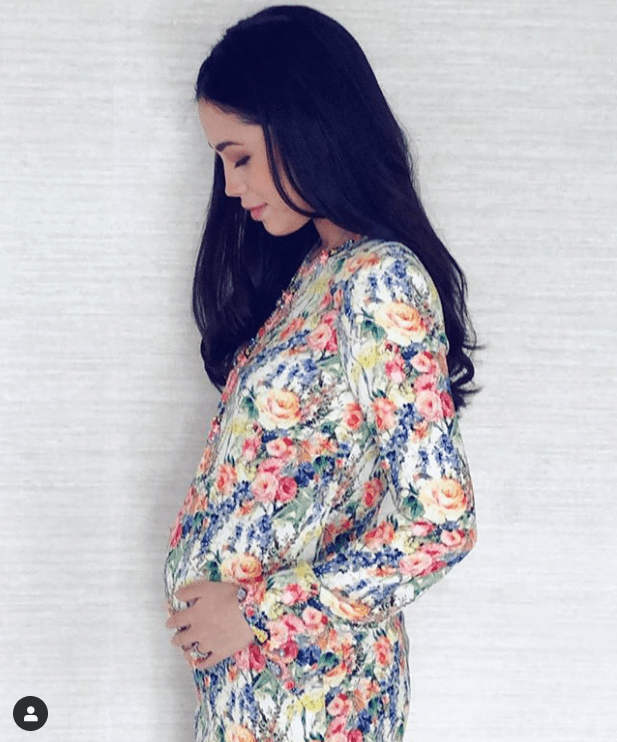 公主|马来西亚公主婚礼太奢华，戴蓝宝石还不够，绿宝石直接镶在衣服上