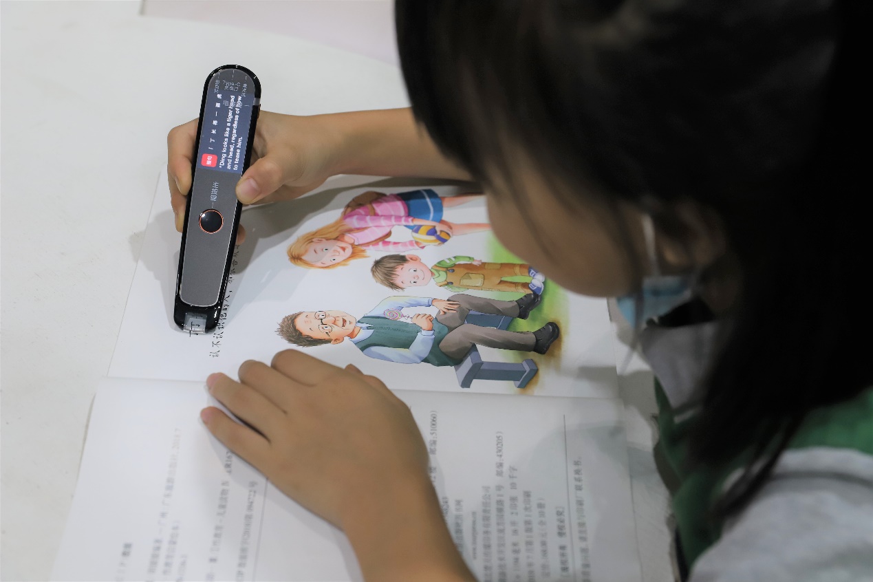 消息资讯|助力中小学信息化建设 有道词典笔走入成都外国语学校