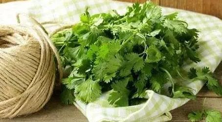 男性还是女性朋友，多喝枸杞能够帮助我们起到补肾益气的作用。2、香菜水