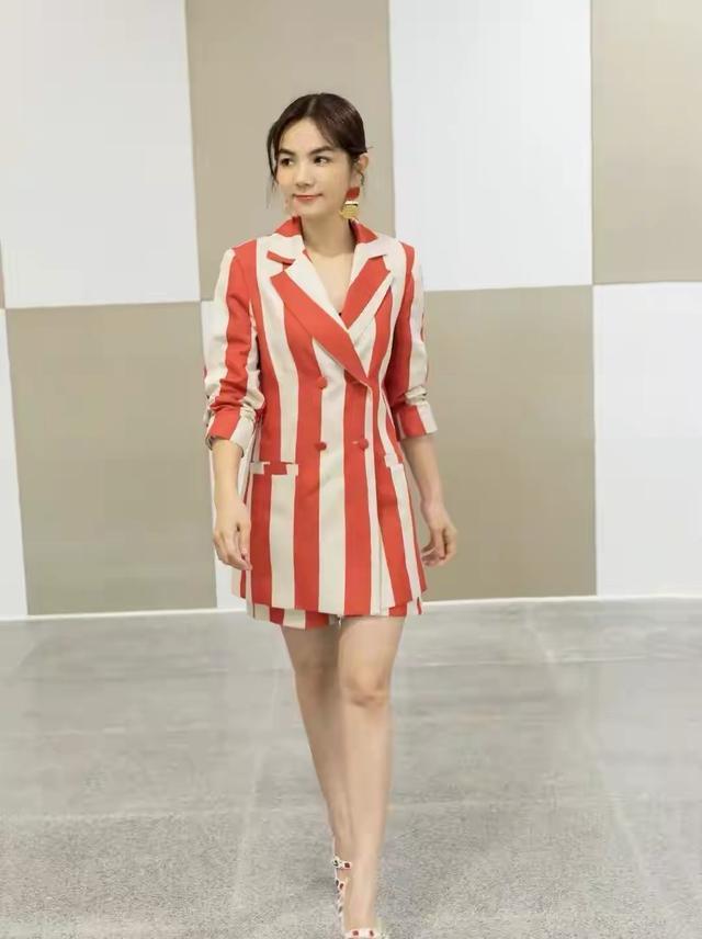 上半身|40岁Ella意外做手术太心疼！生病穿衣更大胆，深v大秀S线条