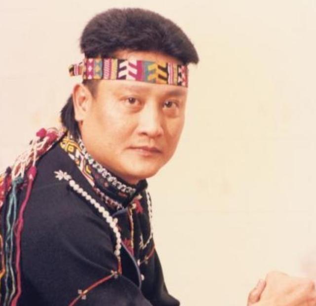 凭春晚走红，因意外摔成智障，生活不能自理，
