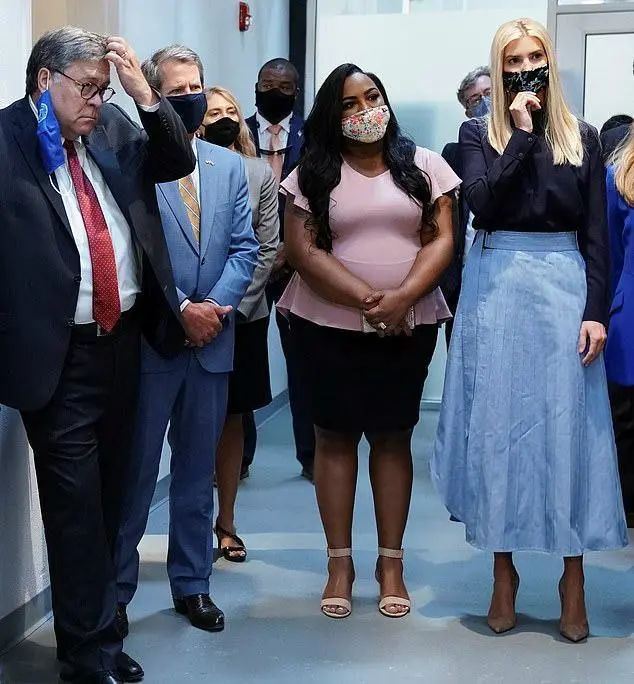 身材|伊万卡“同色系”造型却翻车，“沙漏型”身材变直筒，高级感不再