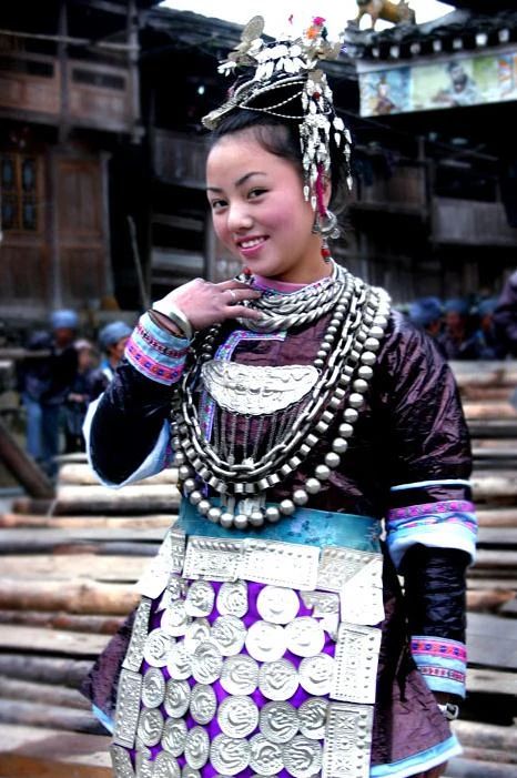 侗族服饰侗族主要分布在贵州省的黔东南苗族侗族自治州,铜仁地区,湖南