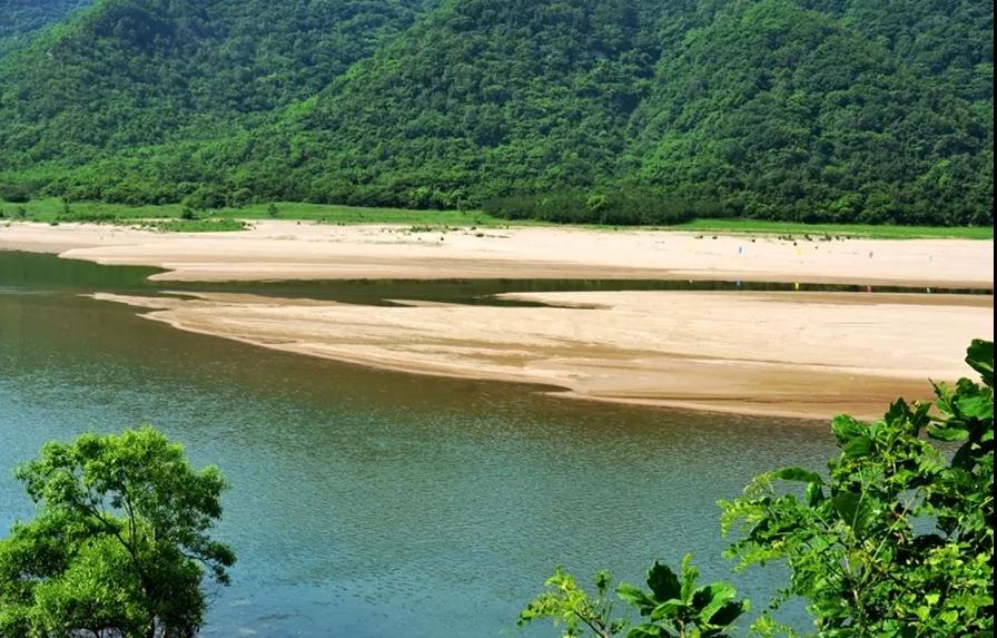 战幕时间:9月26日至27日地点:凤城市沙里寨镇金沙湾景区九月的金沙湾