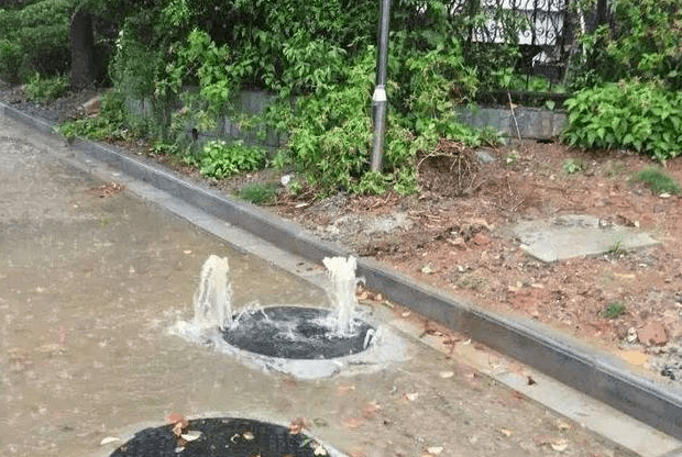 ，就会出现雨水井冒水的情况，甚至会喷涌而出，把井盖顶飞起来。如图：