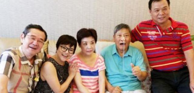 凭春晚走红，因意外摔成智障，生活不能自理，