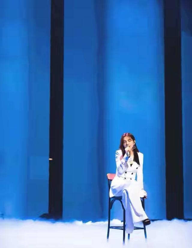 上半身|40岁Ella意外做手术太心疼！生病穿衣更大胆，深v大秀S线条