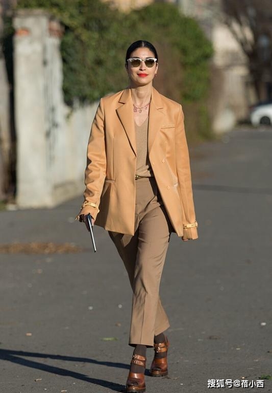 秋冬巨|驼色单品已out了!秋冬巨火的C位色叫“砂岩褐”,谁穿谁高级