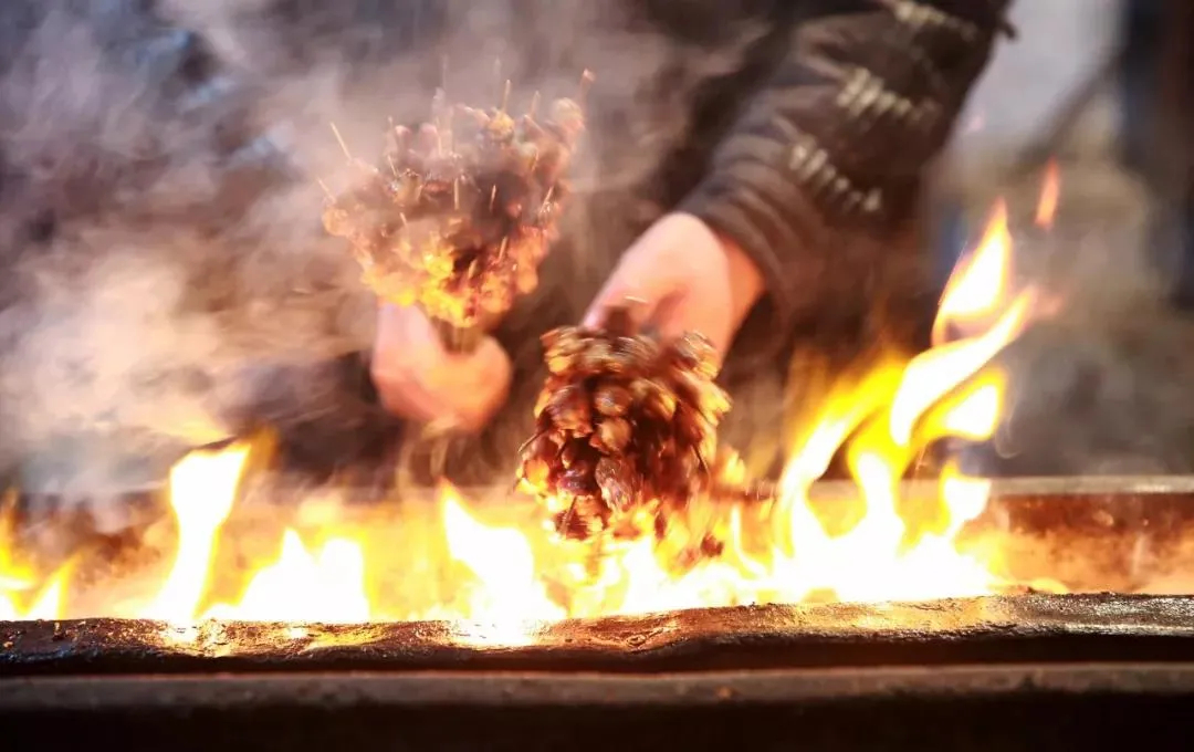 大螃蟹|可惜不敢吃直流口水！家庭烧烤时爬来50多只大螃蟹