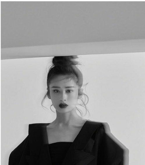 服装|宝妈颖儿踩恨天高还不够，还要踩着砖块，还好颜值能打