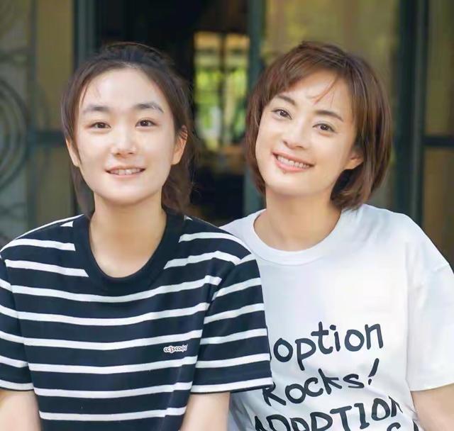 张子枫|原创张子枫晒同学合影,新生班美女如云,与孙俪妹妹、夏梦成同窗