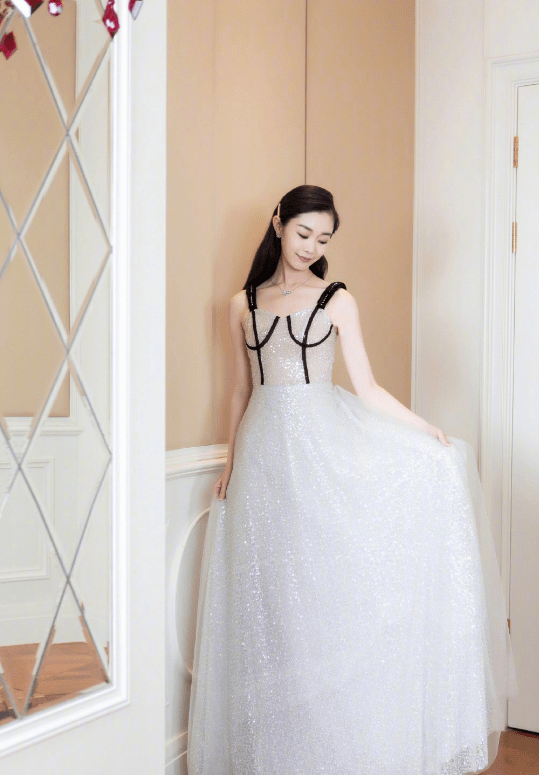 服装|“气质男”都喜欢的风格？看宋轶如何诠释，原来都爱小吊带