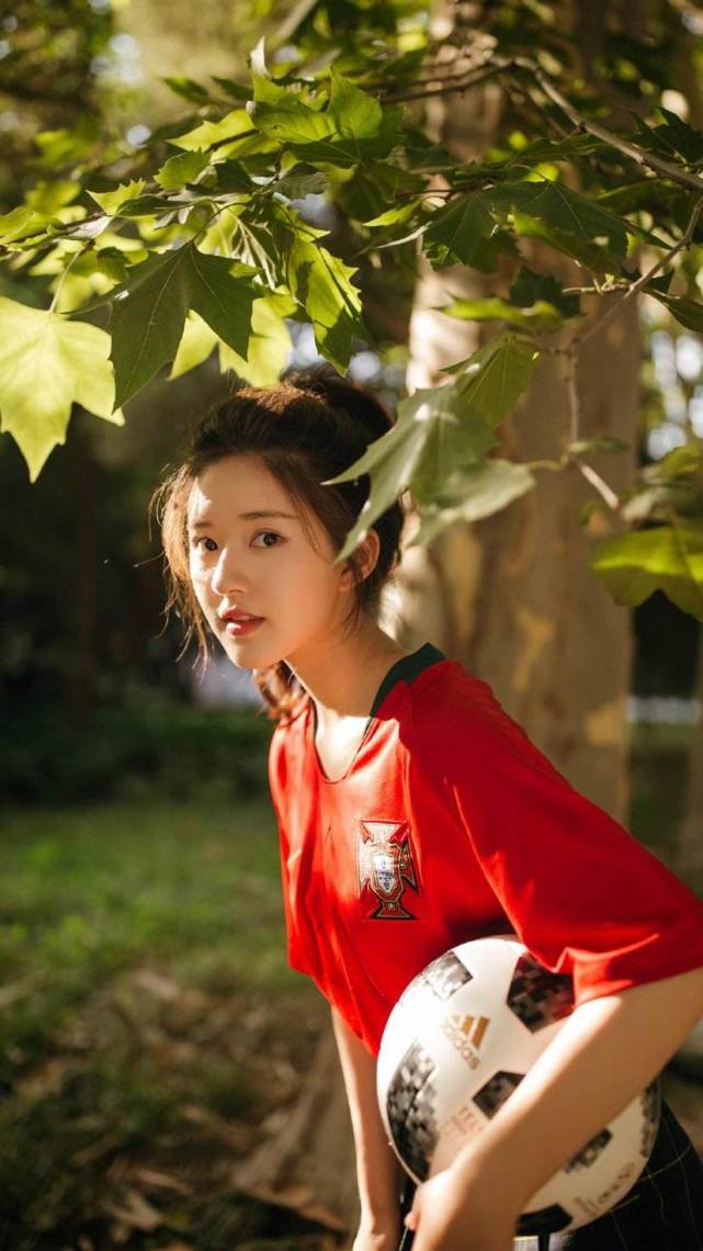 辣酱|原创赵露思秋天第一顿方便面，方便面蘸冰淇淋加辣酱，黑暗吃法受好评