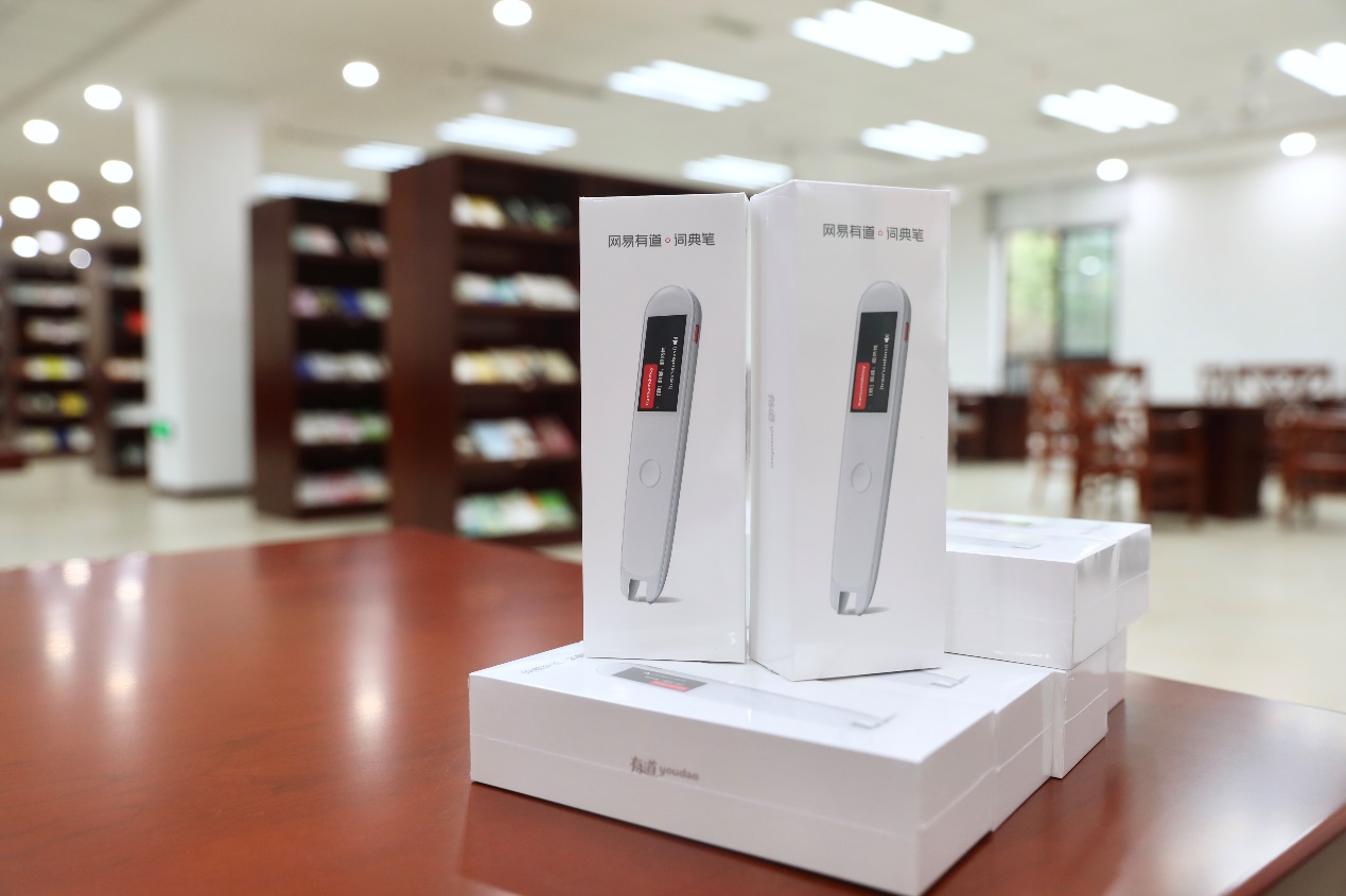 全国|助力中小学信息化建设 有道词典笔走入重庆两所重点学校