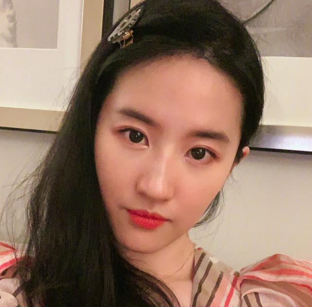 刘亦菲晒照自嘲臭美自拍与他拍都好看网友仙女360度无死角