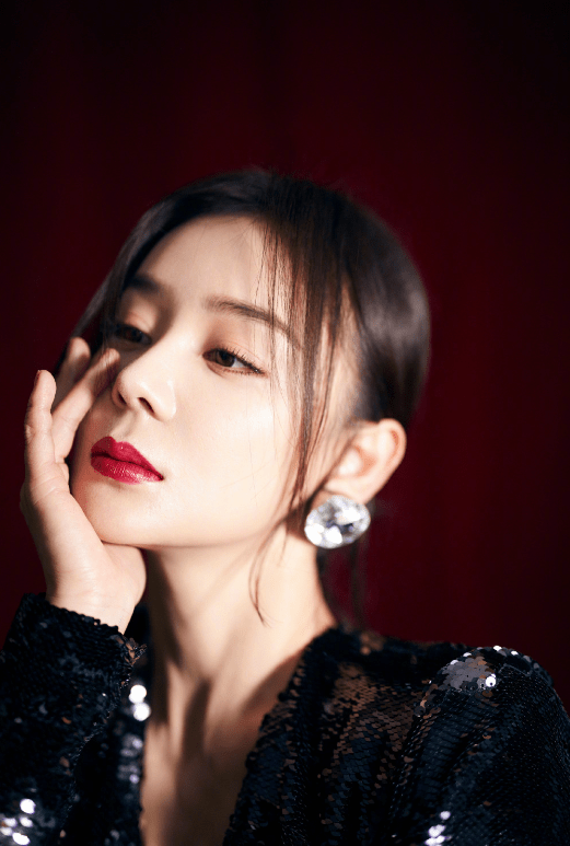 新造型|“常年被黑”如今成功出镜，袁姗姗新造型受夸赞，上衣领口是亮点