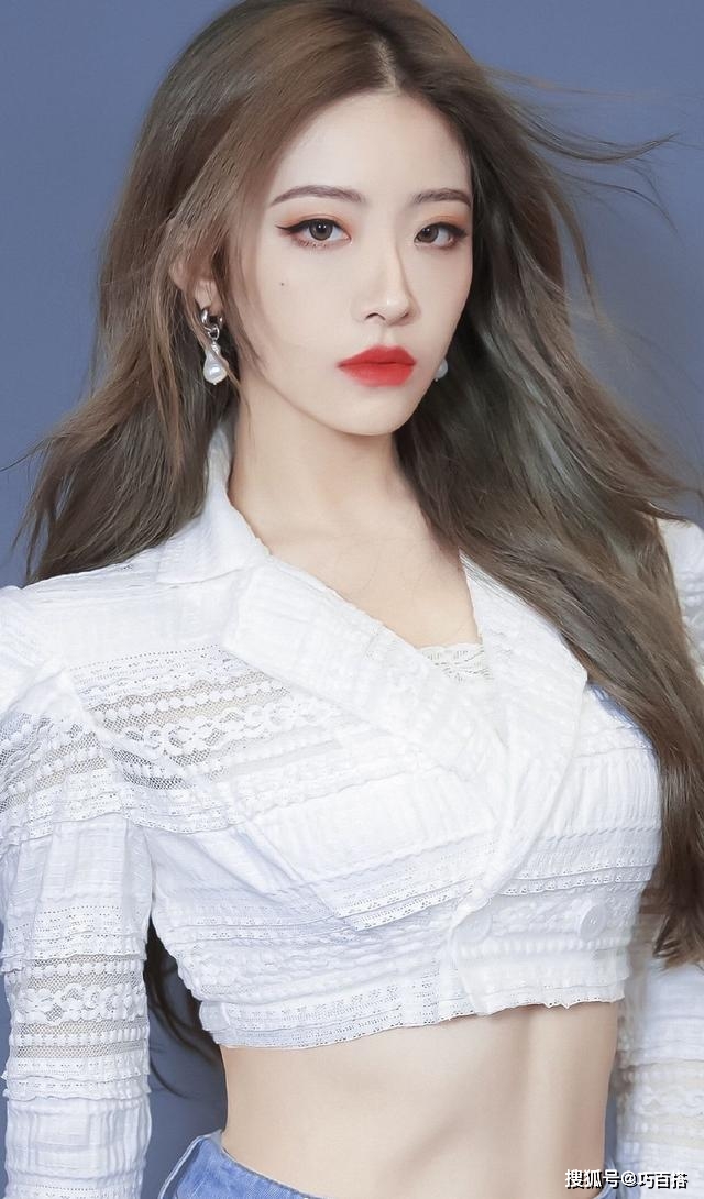 背心|我的天哪！喻言也太“攻”了吧，小背心+短裤+皮靴真是绝了