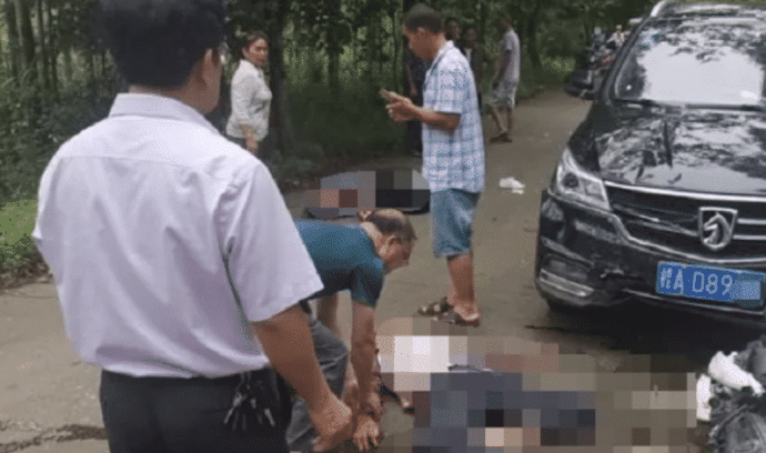 原创广西乡村道路发生严重车祸2名女子1死1重伤