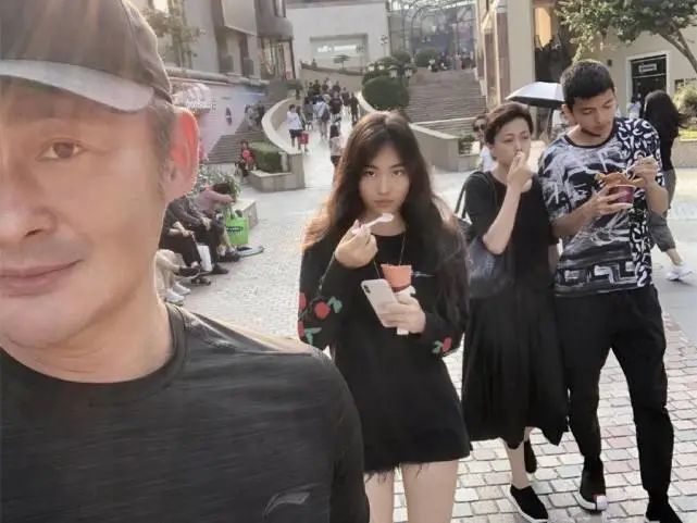 景岗山16岁女儿真成熟,一身黑衣搭披肩发,颜值不输女明星