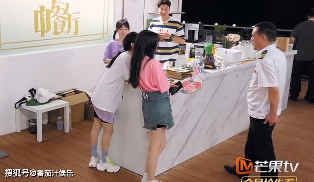 王俊凯喝白酒喊辣,减肥后的腿比赵丽颖还细
