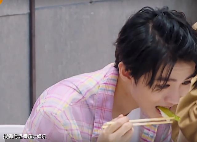 王俊凯喝白酒喊辣,减肥后的腿比赵丽颖还细