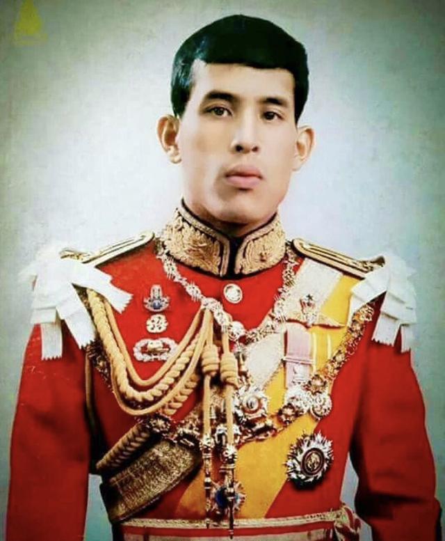原创泰国国王年轻也是小鲜肉发量惊人爱穿花衬衫只有凸嘴巴太扣分