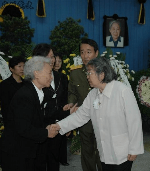 王光美和李敏,李讷,邵华珍贵合影,追悼会上众人悲痛来