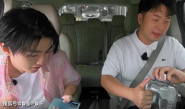 王俊凯喝白酒喊辣,减肥后的腿比赵丽颖还细